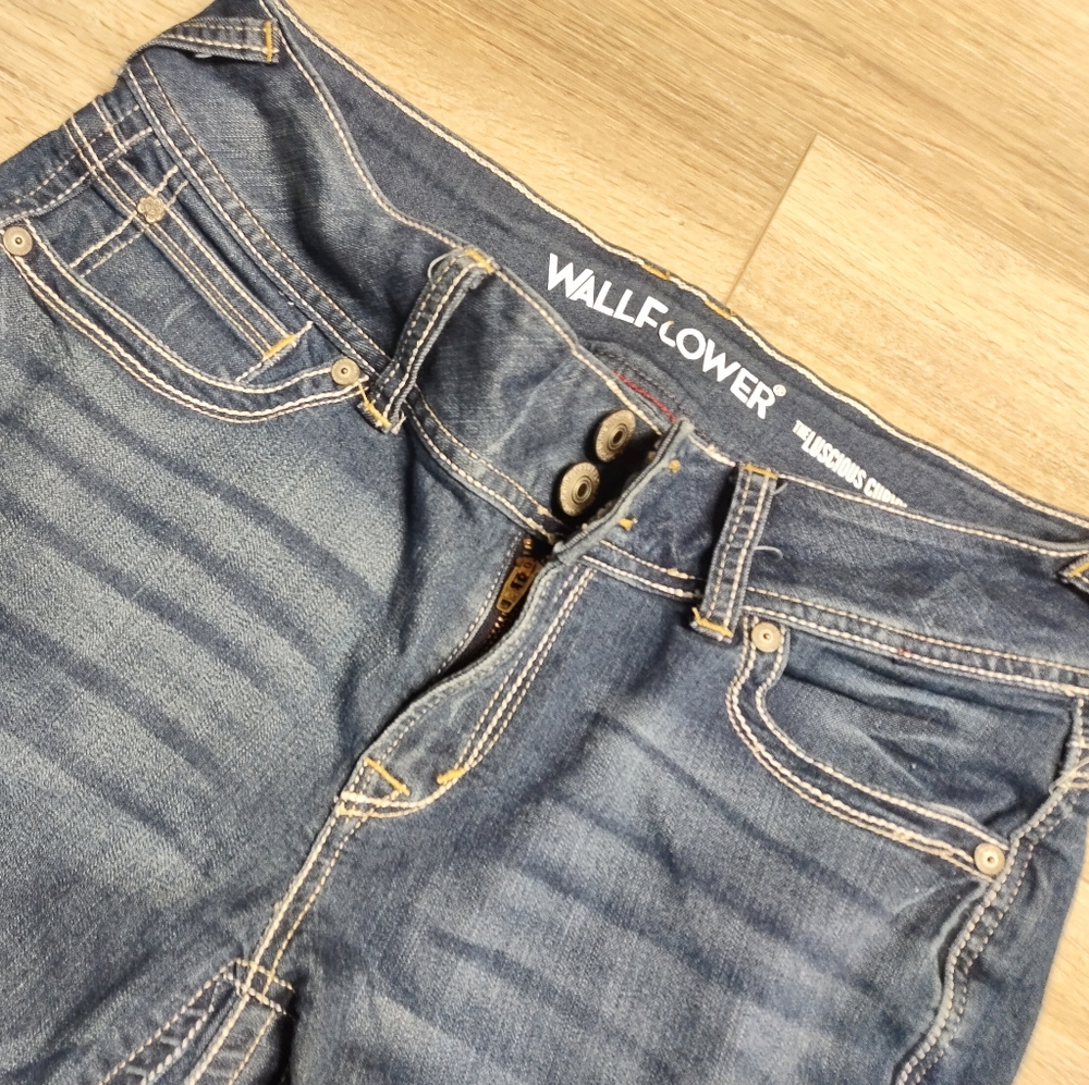 Wallflower ankle/cropped capri jeans.